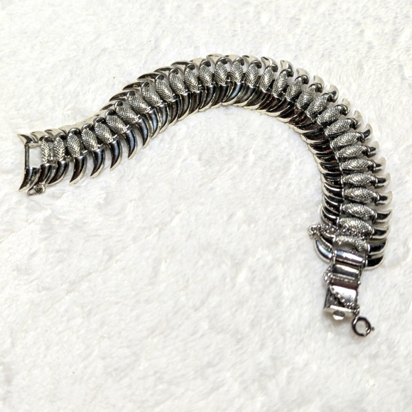 Vintage 50's Coro Silvertone Steer Horn Bracelet with Safety Chain. - Picture 1 of 12